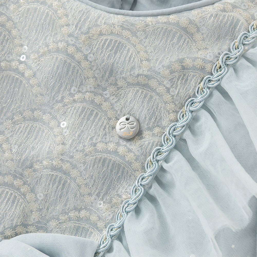 فستان للبنات الصغيرات بأكمام طويلة من التول باللون الرمادي الأزرق بتصميم أميري مزين بعقدة ودانتيل الزهور