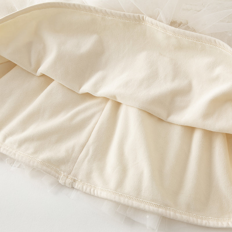 فستان بنات طويل الأكمام باللون الأبيض الحليبي من قماش تويد كلاسيكي محبوك مع تنورة تول بأسلوب أميرة