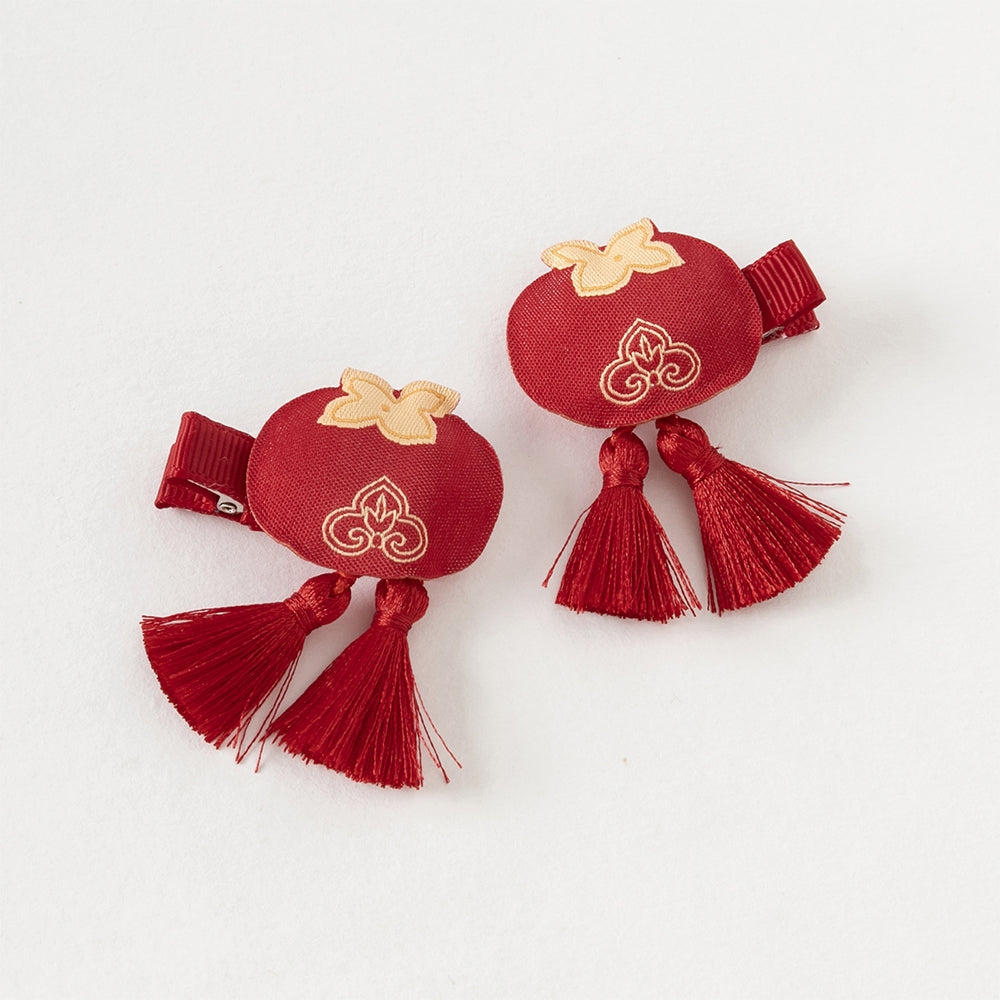 مشابك شعر حمراء بطابع صيني مع شرّابات – قطعتان بتطريز السحب المباركة للبنات