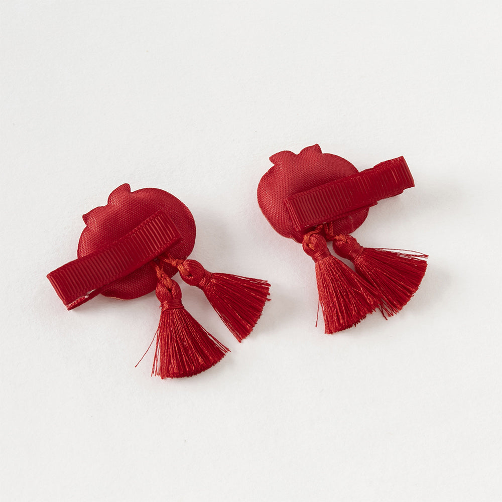 مشابك شعر حمراء بطابع صيني مع شرّابات – قطعتان بتطريز السحب المباركة للبنات