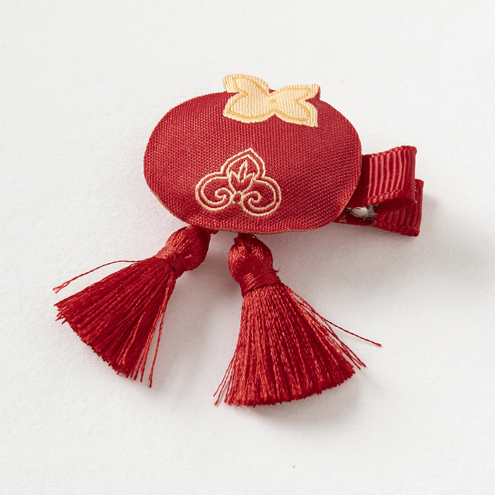 مشابك شعر حمراء بطابع صيني مع شرّابات – قطعتان بتطريز السحب المباركة للبنات