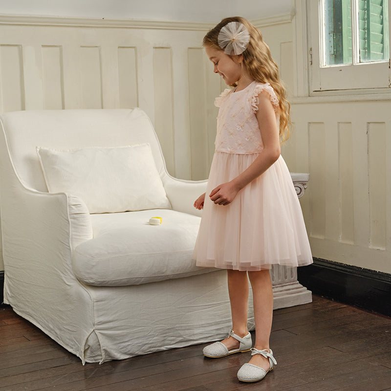 فستان بنات صيفي من التول باللون الوردي مزين بتطريز زهور لامعة بأسلوب أميرة