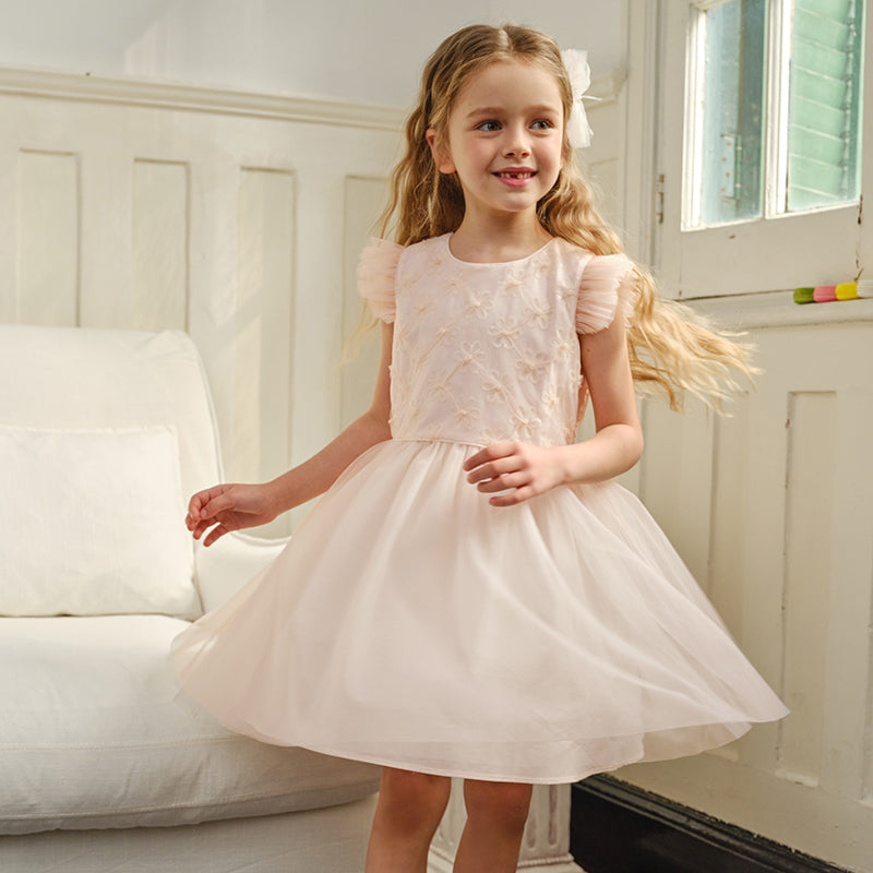 فستان بنات صيفي من التول باللون الوردي مزين بتطريز زهور لامعة بأسلوب أميرة