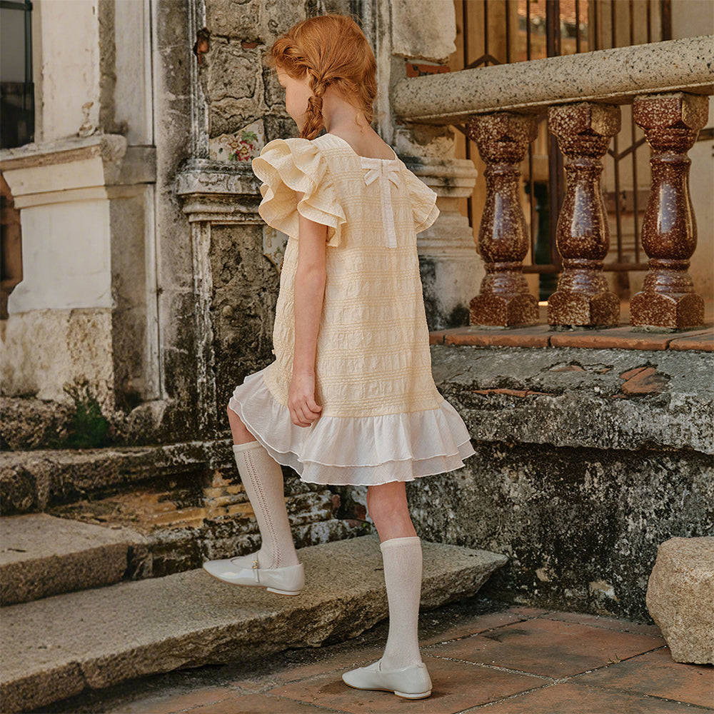 فستان بنات صيفي أصفر بياقة مربعة وأكمام كاب مزين بعقدة وحواف مكشكشة