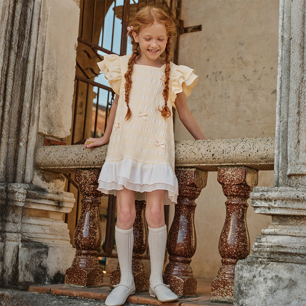 فستان بنات صيفي أصفر بياقة مربعة وأكمام كاب مزين بعقدة وحواف مكشكشة