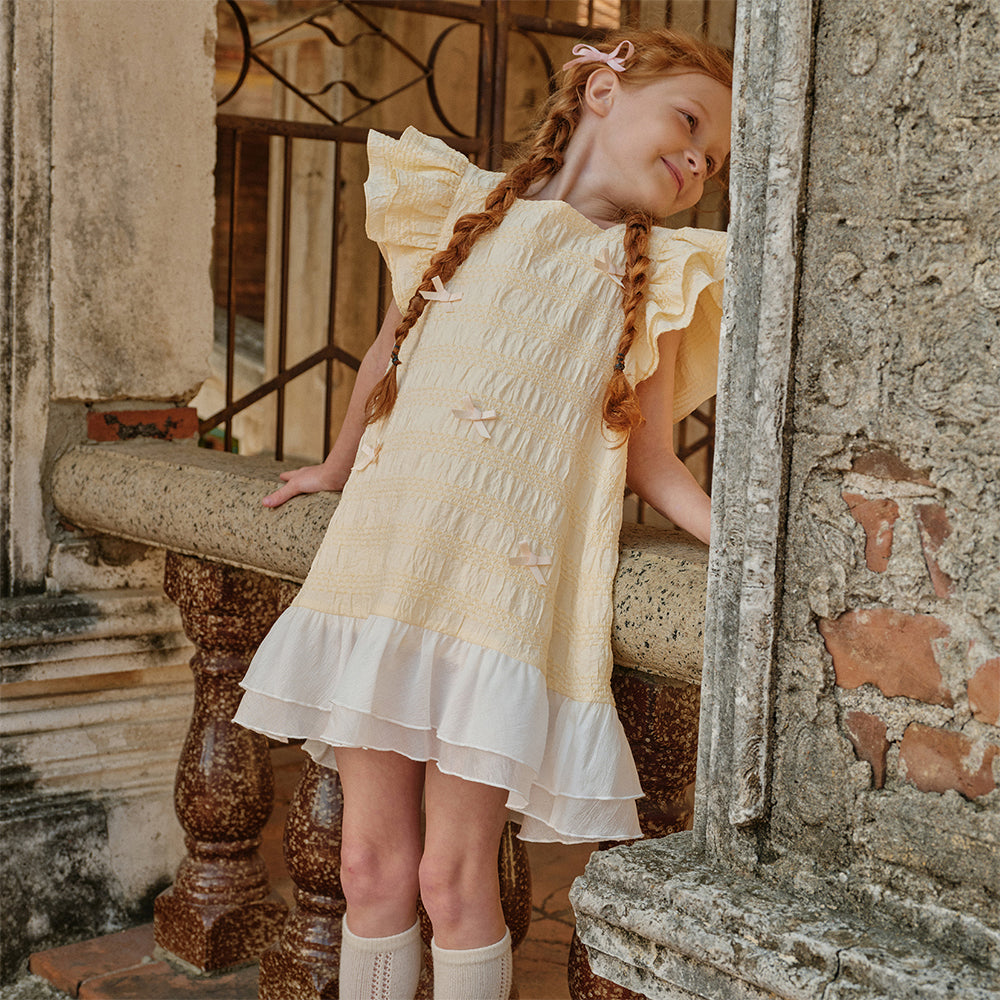 فستان بنات صيفي أصفر بياقة مربعة وأكمام كاب مزين بعقدة وحواف مكشكشة