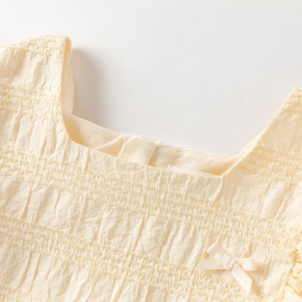 فستان بنات صيفي أصفر بياقة مربعة وأكمام كاب مزين بعقدة وحواف مكشكشة