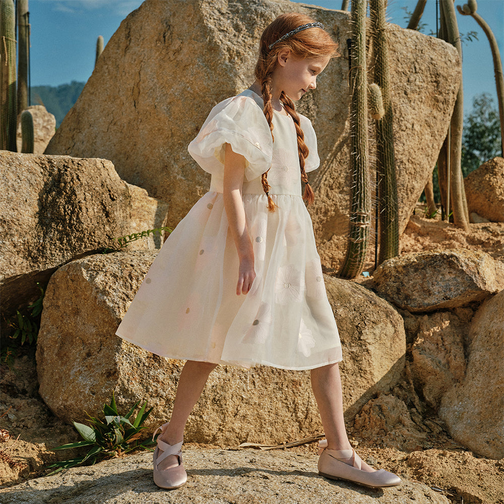 فستان بنات صيفي وردي بياقة دائرية وأكمام منفوشة مع تطريز زهور بأسلوب أميرة