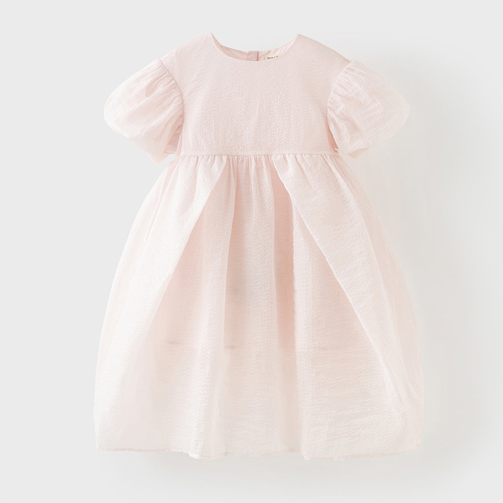 فستان بنات صيفي وردي فاتح بياقة دائرية وأكمام منفوشة من قماش محبك (ملمس بارز) بأسلوب أميرة