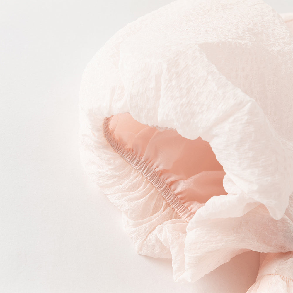 فستان بنات صيفي وردي فاتح بياقة دائرية وأكمام منفوشة من قماش محبك (ملمس بارز) بأسلوب أميرة