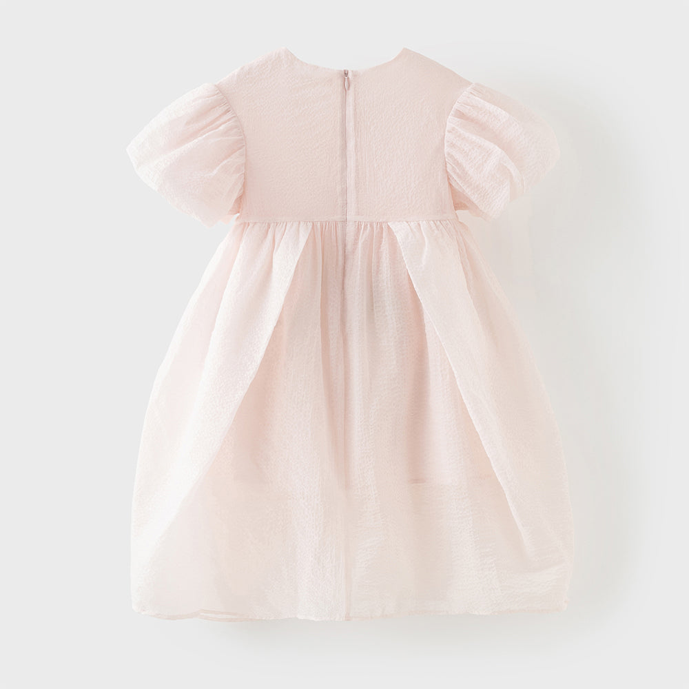 فستان بنات صيفي وردي فاتح بياقة دائرية وأكمام منفوشة من قماش محبك (ملمس بارز) بأسلوب أميرة