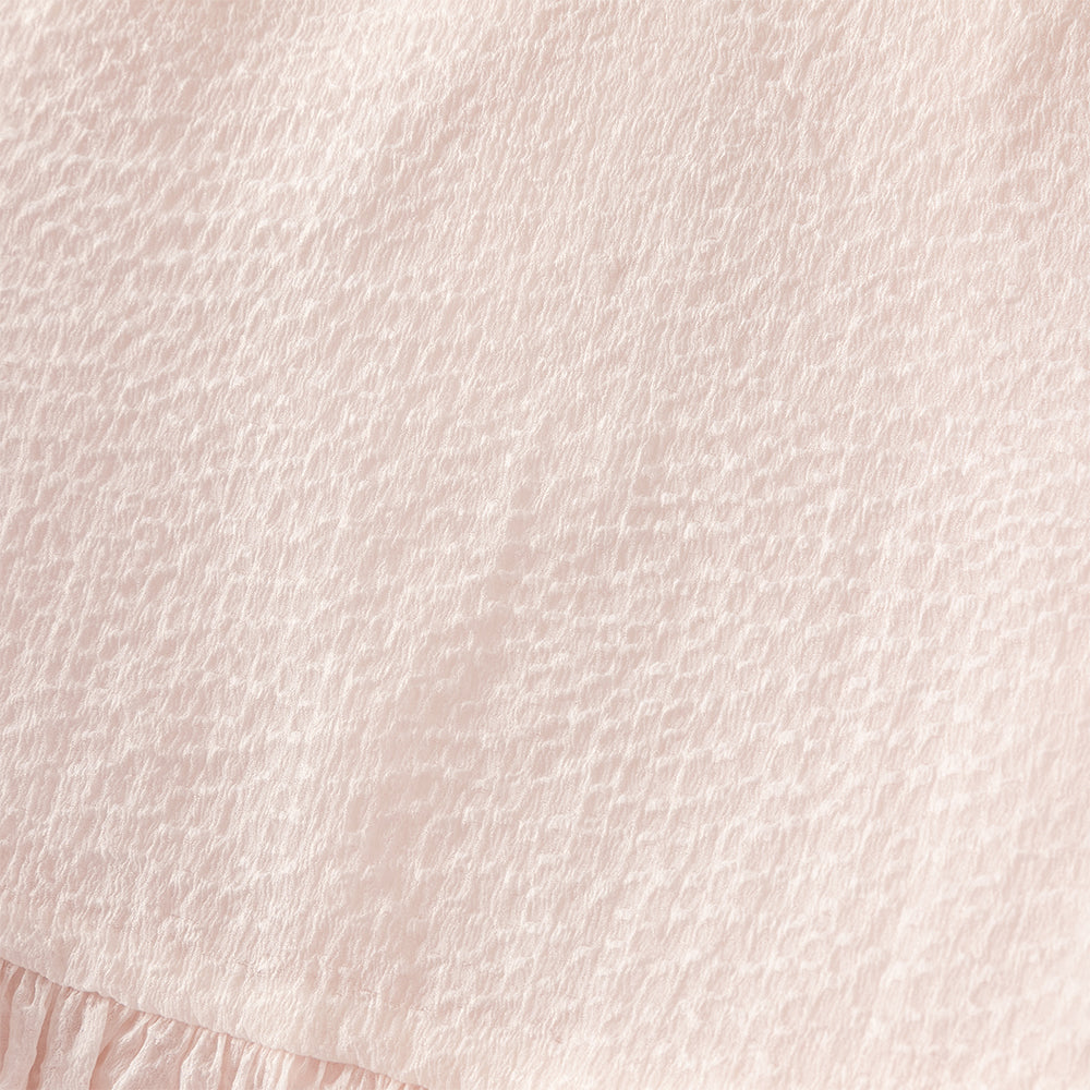 فستان بنات صيفي وردي فاتح بياقة دائرية وأكمام منفوشة من قماش محبك (ملمس بارز) بأسلوب أميرة