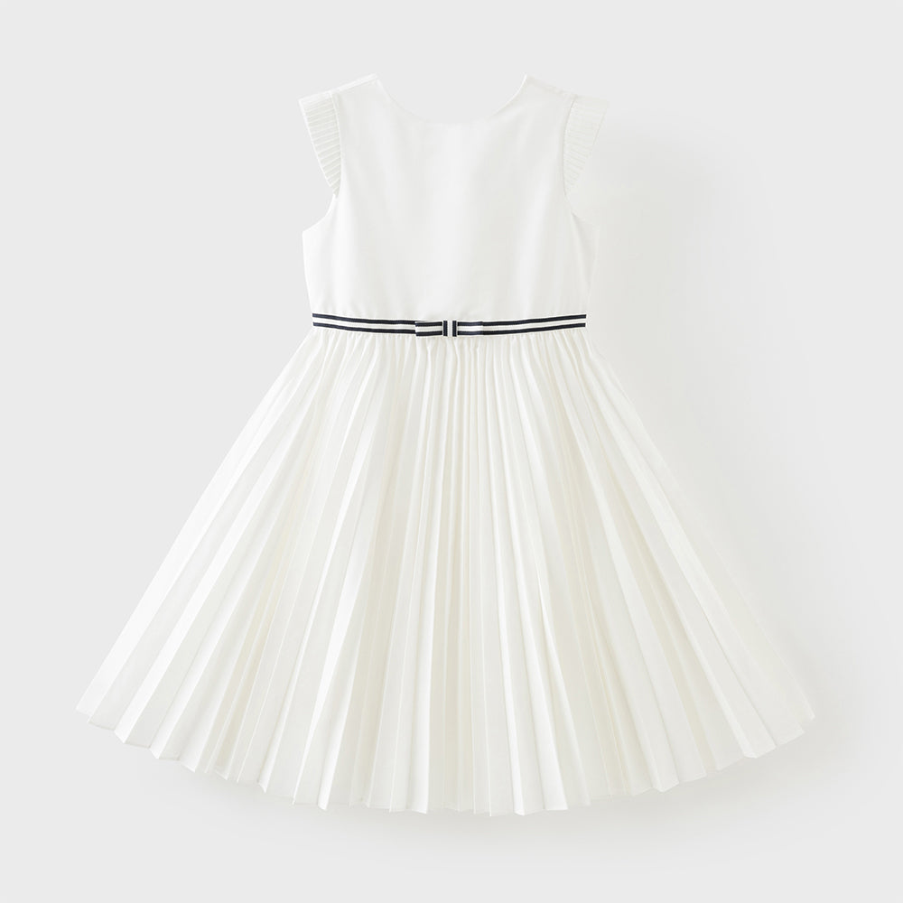 فستان بنات صيفي أبيض بياقة دائرية وأكمام كاب بتصميم مطوي بقصة واسعة على شكل حرف A أنيقة