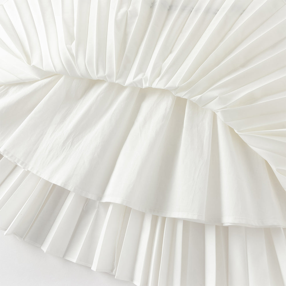 فستان بنات صيفي أبيض بياقة دائرية وأكمام كاب بتصميم مطوي بقصة واسعة على شكل حرف A أنيقة