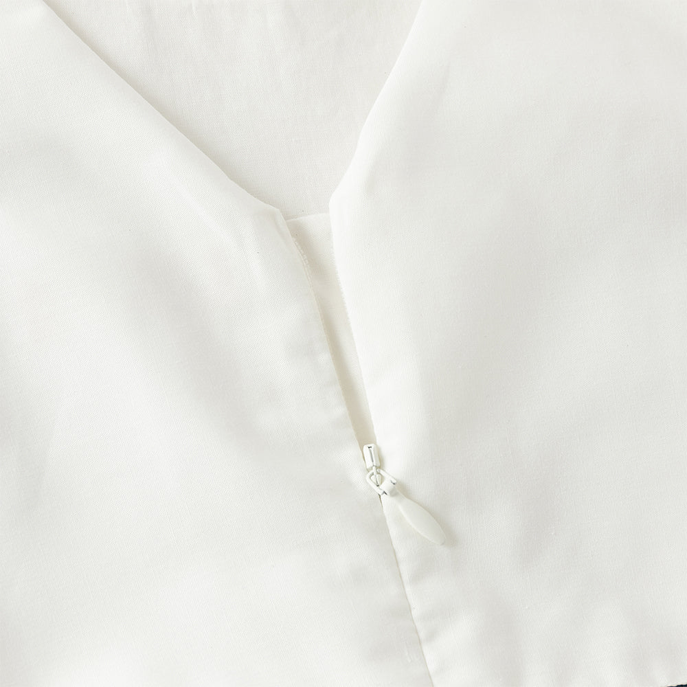 فستان بنات صيفي أبيض بياقة دائرية وأكمام كاب بتصميم مطوي بقصة واسعة على شكل حرف A أنيقة