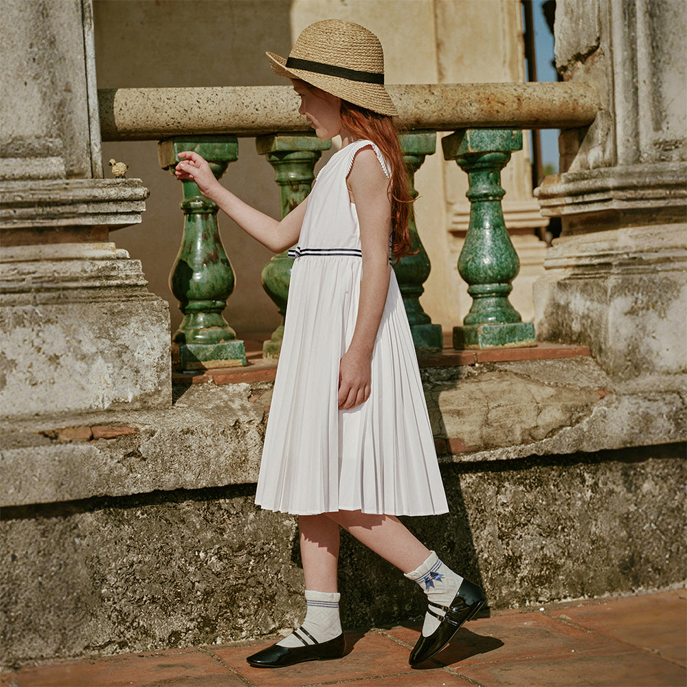 فستان بنات صيفي أبيض بياقة دائرية وأكمام كاب بتصميم مطوي بقصة واسعة على شكل حرف A أنيقة