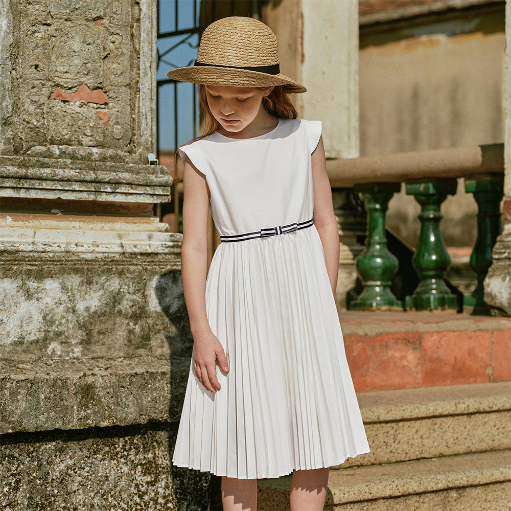 فستان بنات صيفي أبيض بياقة دائرية وأكمام كاب بتصميم مطوي بقصة واسعة على شكل حرف A أنيقة