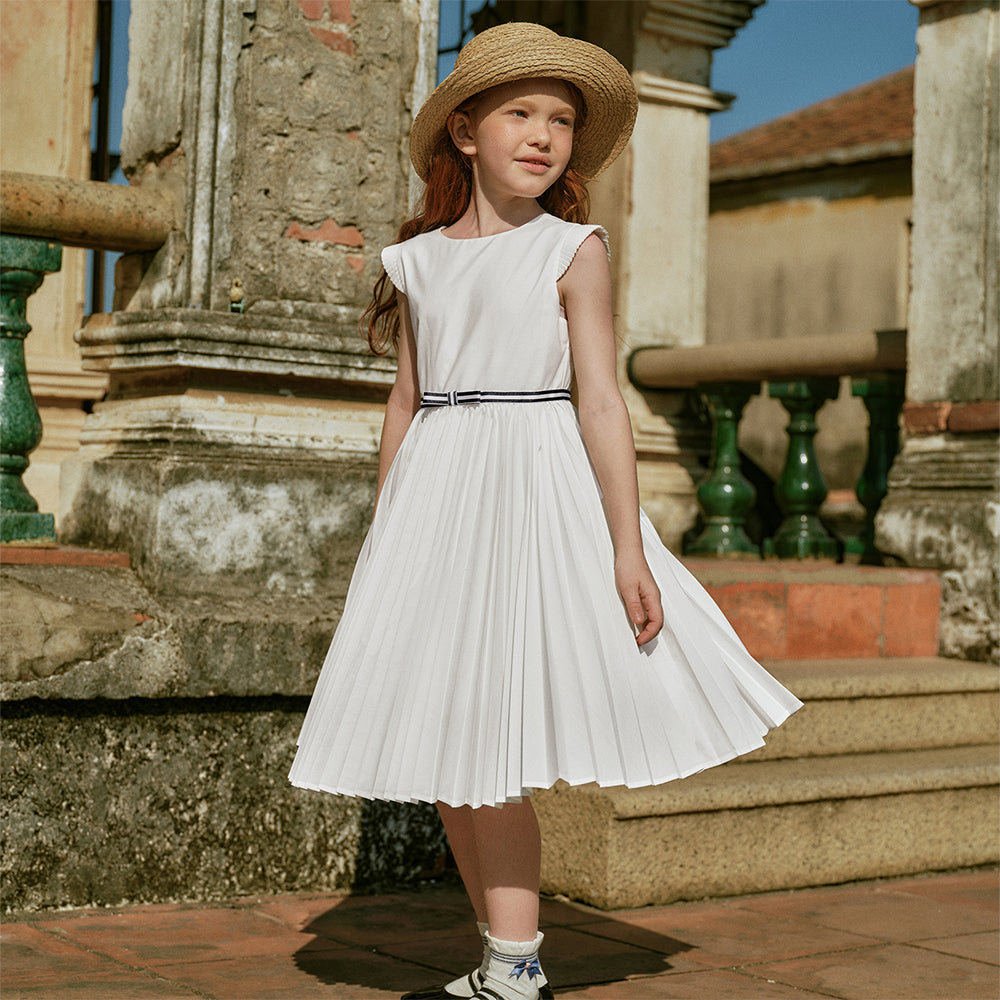 فستان بنات صيفي أبيض بياقة دائرية وأكمام كاب بتصميم مطوي بقصة واسعة على شكل حرف A أنيقة