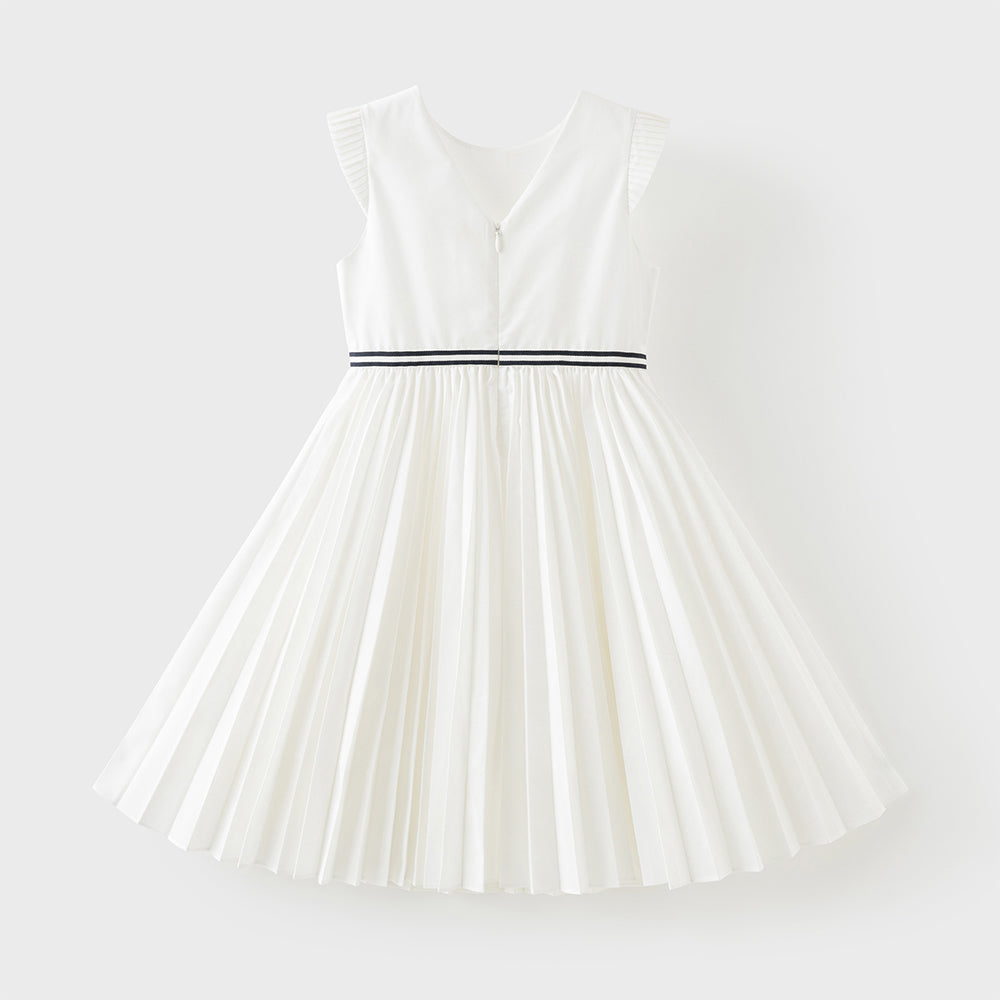 فستان بنات صيفي أبيض بياقة دائرية وأكمام كاب بتصميم مطوي بقصة واسعة على شكل حرف A أنيقة