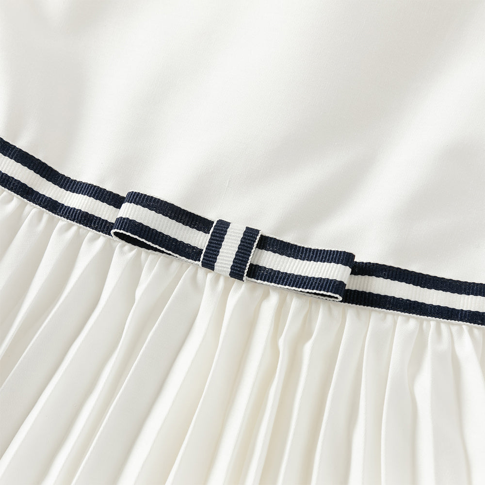 فستان بنات صيفي أبيض بياقة دائرية وأكمام كاب بتصميم مطوي بقصة واسعة على شكل حرف A أنيقة