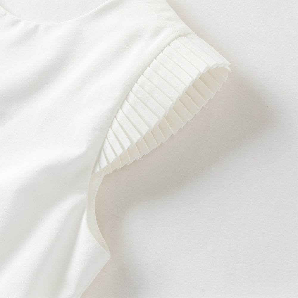 فستان بنات صيفي أبيض بياقة دائرية وأكمام كاب بتصميم مطوي بقصة واسعة على شكل حرف A أنيقة