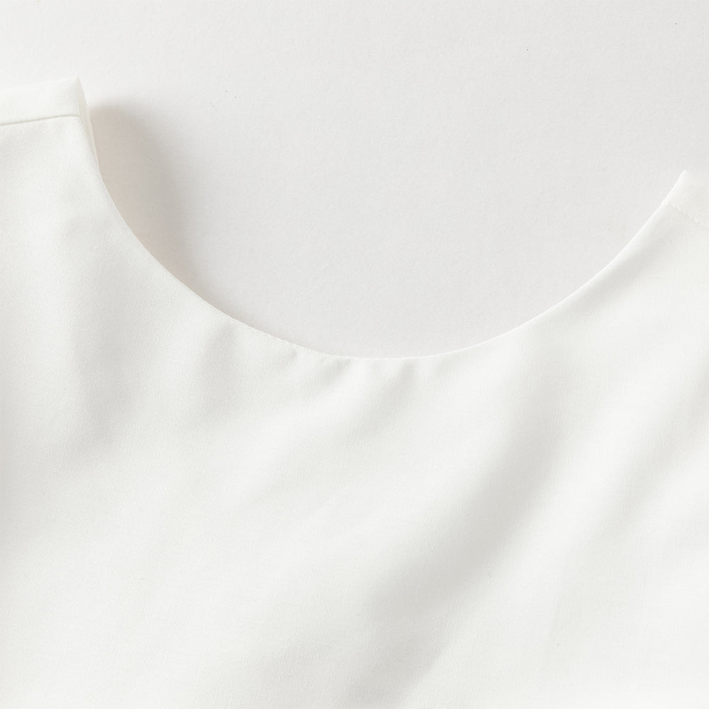 فستان بنات صيفي أبيض بياقة دائرية وأكمام كاب بتصميم مطوي بقصة واسعة على شكل حرف A أنيقة