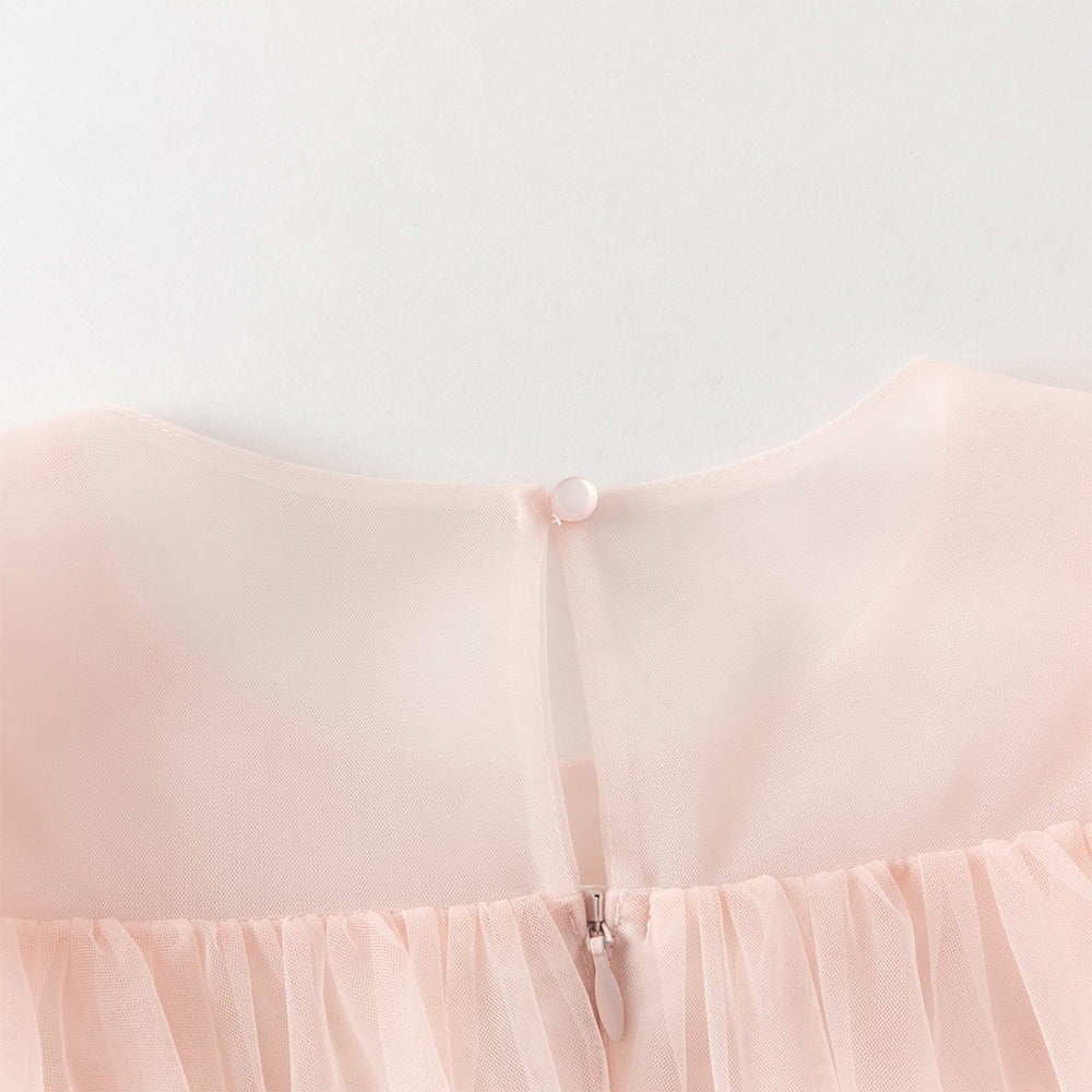 فستان بنات صيفي وردي من التول بياقة دائرية وأكمام كاب مع كاب خلفي من الشبك وتطريز ترتر بأسلوب أميرة