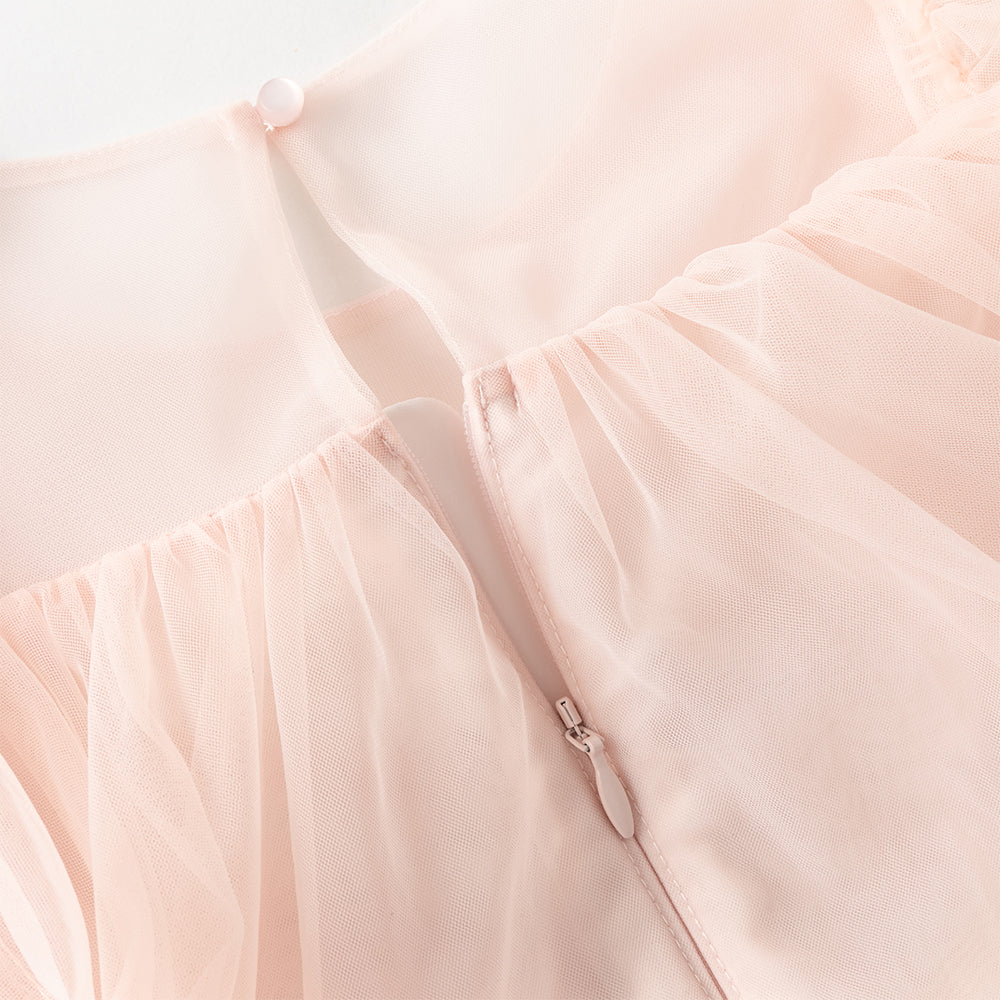 فستان بنات صيفي وردي من التول بياقة دائرية وأكمام كاب مع كاب خلفي من الشبك وتطريز ترتر بأسلوب أميرة