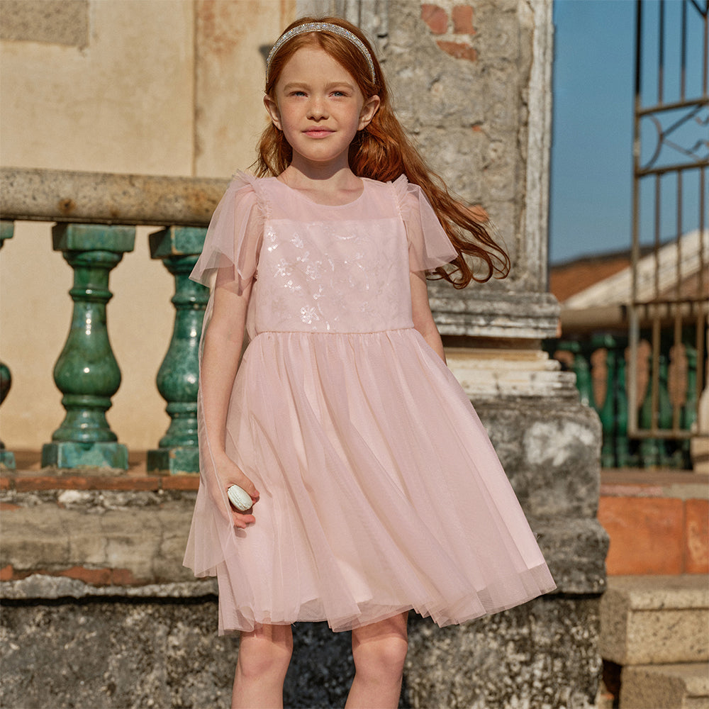فستان بنات صيفي وردي من التول بياقة دائرية وأكمام كاب مع كاب خلفي من الشبك وتطريز ترتر بأسلوب أميرة