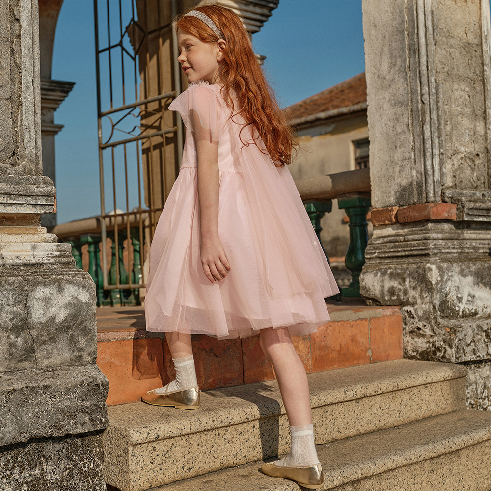 فستان بنات صيفي وردي من التول بياقة دائرية وأكمام كاب مع كاب خلفي من الشبك وتطريز ترتر بأسلوب أميرة