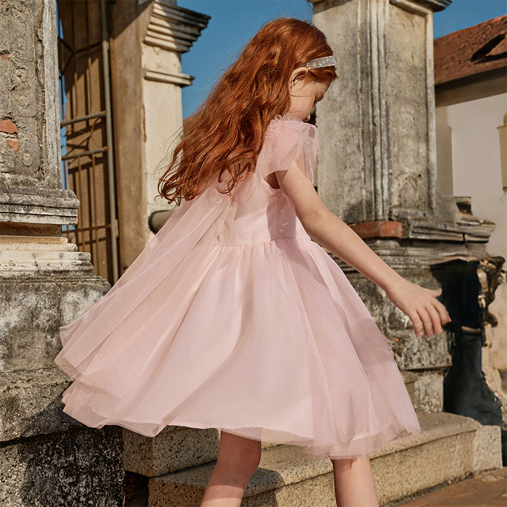 فستان بنات صيفي وردي من التول بياقة دائرية وأكمام كاب مع كاب خلفي من الشبك وتطريز ترتر بأسلوب أميرة