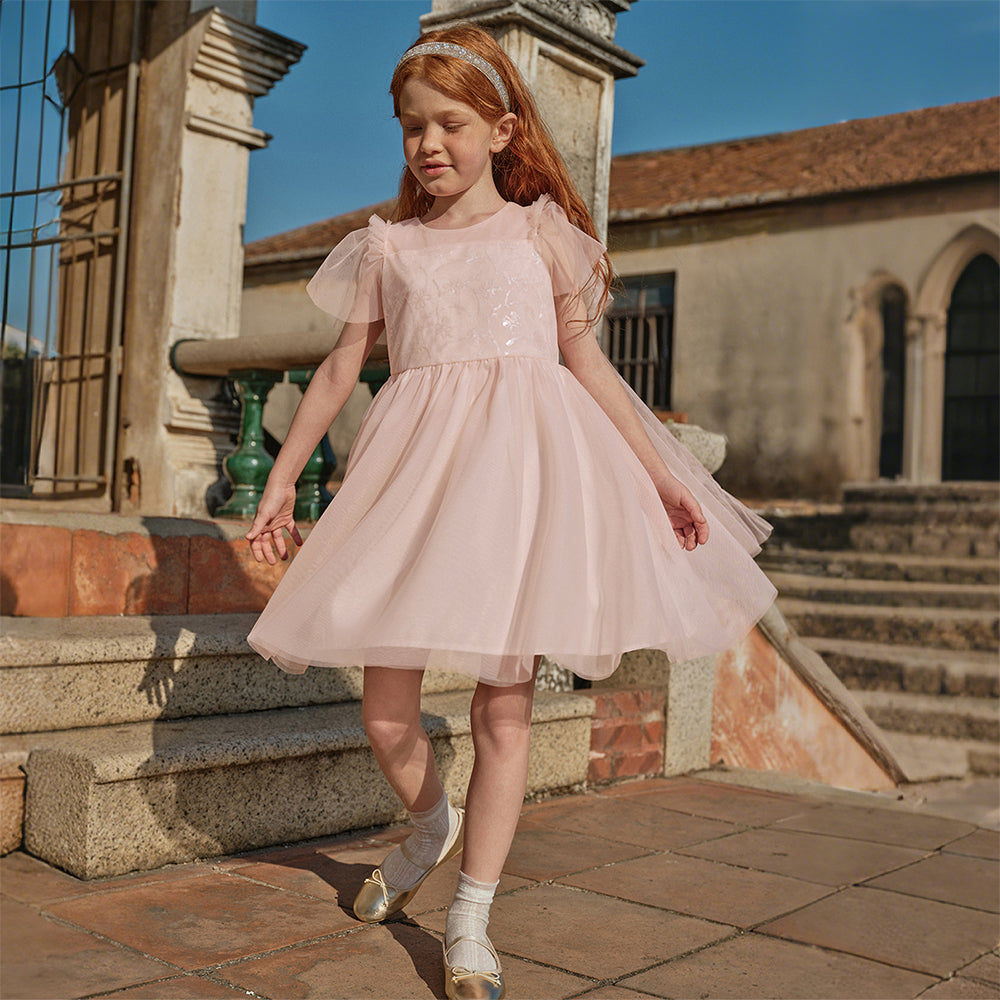 فستان بنات صيفي وردي من التول بياقة دائرية وأكمام كاب مع كاب خلفي من الشبك وتطريز ترتر بأسلوب أميرة