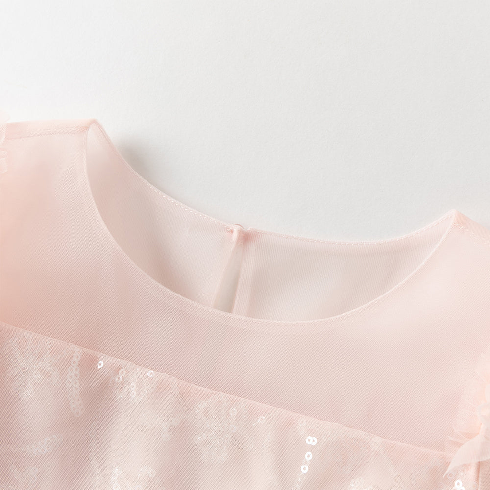 فستان بنات صيفي وردي من التول بياقة دائرية وأكمام كاب مع كاب خلفي من الشبك وتطريز ترتر بأسلوب أميرة